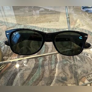 Pre-loved classic Ray-ban wayfarer sunglasses